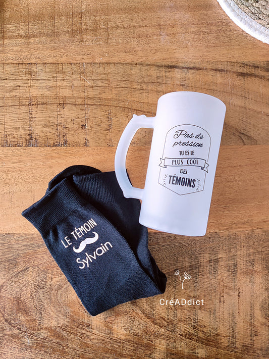 Détail du marquage personnalisé sur chope à bière pour témoin de mariage