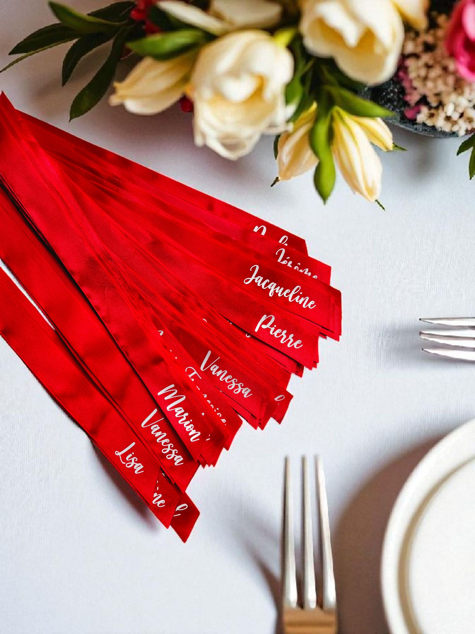 Idée marque-place original baptême et mariage ruban de satin rouge