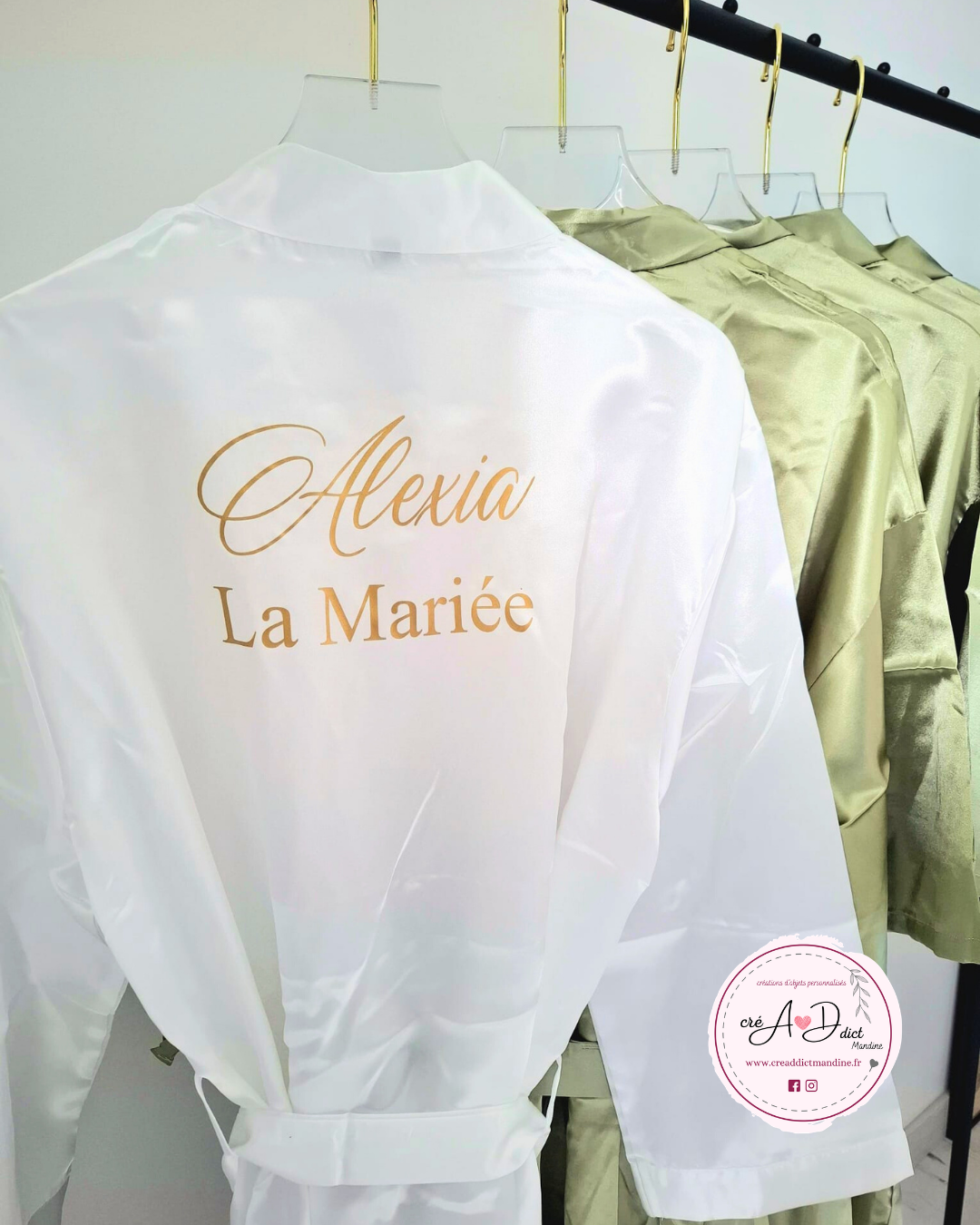 Peignoir de mariée personnalisé en satin blanc avec écriture or au dos