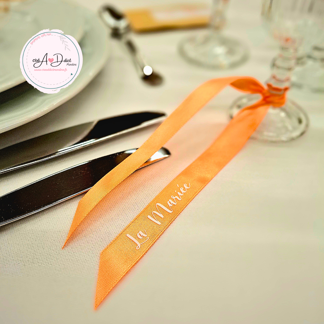 Ruban Marque-Place en satin personnalisé - Décoration de table Mariage & Baptême