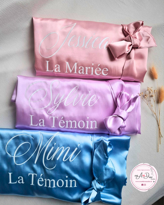 Détail de la personnalisation calligraphique sur peignoir mariage soyeux