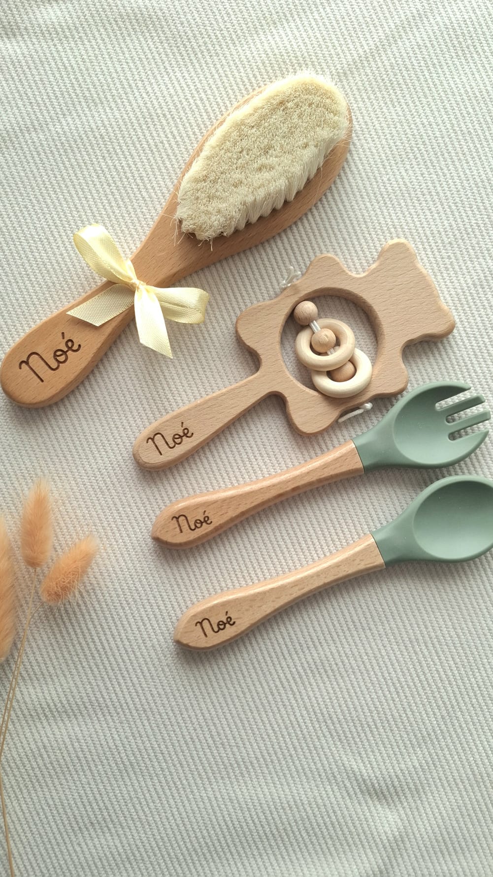 Coffret bébé personnalisé avec accessoires vert olive
