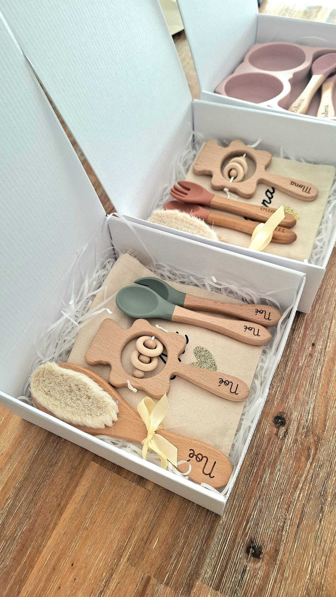 Coffret cadeau bébé personnalisé avec accessoires assortis
